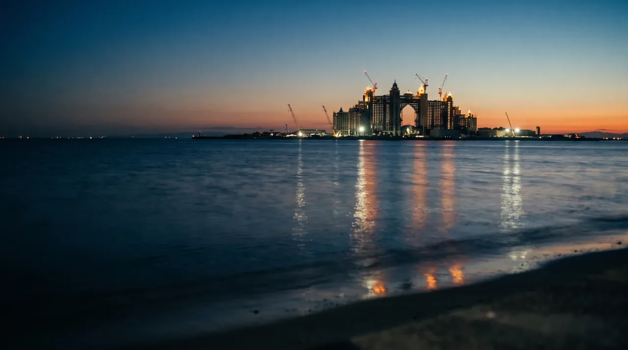 大阪湾の夜景。日本のカジノ計画を象徴する風景